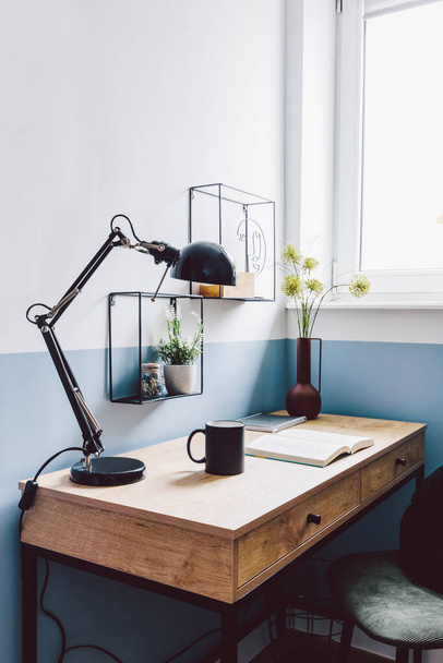 Travail à domicile, bureau moderne en bois simple. Conception du lieu de travail - Photo, image