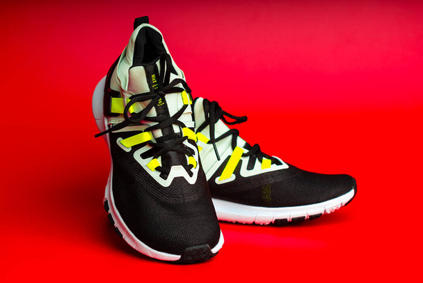 Το Ισραήλ. Ρισόν ΛεΣιών 05 14 2022. Νέα αθλητικά παπούτσια Nike σε κόκκινο φόντο. Ανδρικά αθλητικά παπούτσια. Ζεύγος αθλητικών υποδημάτων. - Φωτογραφία, εικόνα