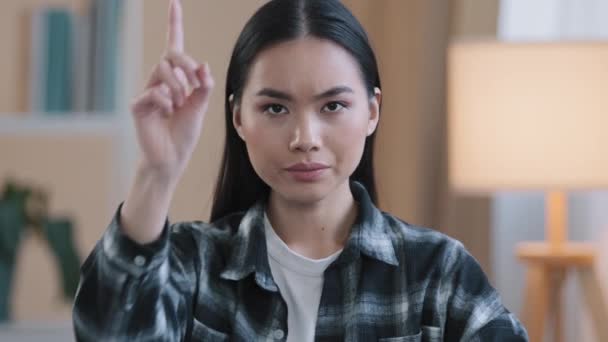 Azji dziewczyna portret kobieta poważnie zły agresywny pani machając palcem wskazującym negatywne nie odpowiedź nie podpis zakaz zakaz zakaz nieporozumienie niezrozumienie obrony odmowa odrzucenie - Materiał filmowy, wideo