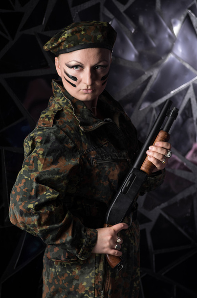 Soldier woman in beret - Fotoğraf, Görsel