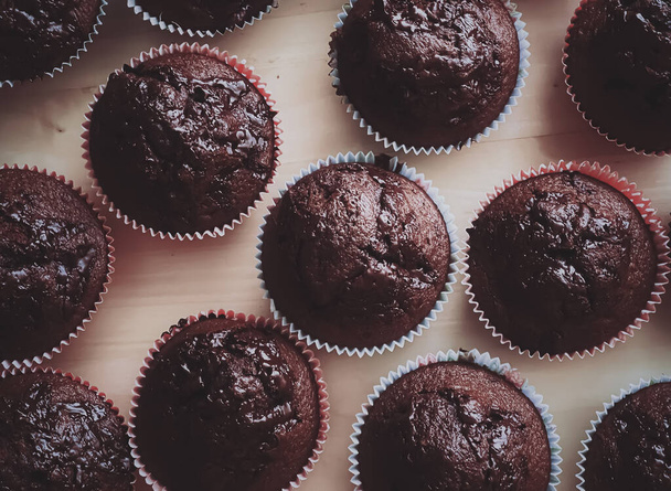 Schokoladenmuffins als süßes Dessert, hausgemachte Kuchen Rezept, Essen und Backkonzept - Foto, Bild