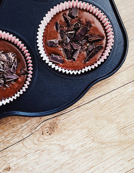 Čokoládové muffiny těsto ve formě pečiva, domácí koláče recept, jídlo a vaření koncept - Fotografie, Obrázek