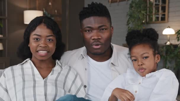Afro-Amerikaanse biracial multiraciale familie ouders met dochter kind meisje zitten op de bank thuis antwoord negatieve schuddende hoofden zeggen geen afwijzing meningsverschil misverstand weigering ontkenning - Video