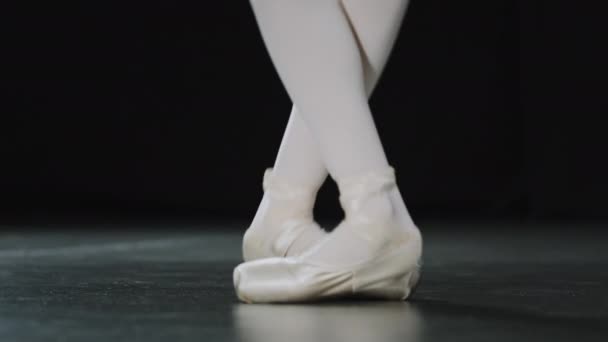 Αγνώριστη χορεύτρια μπαλαρίνας γυναικεία πόδια γκρο πλαν λεπτομέρειες χορευτικές κινήσεις μπαλέτου άγνωστο κορίτσι φορώντας pointe παπούτσια κάνοντας κλασικά στοιχεία χορό παραστατικές τέχνες κυρία στέκεται στις μύτες των ποδιών κινείται - Πλάνα, βίντεο