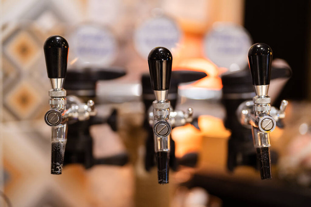 Close up bier kranen achtergrond in het restaurant - Foto, afbeelding