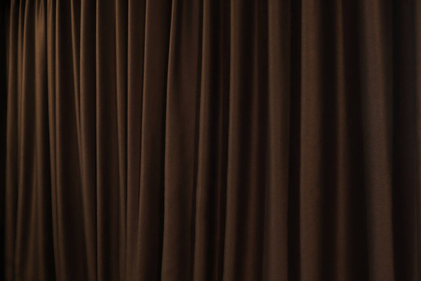 Tło fotografia ciemnozłoty brązowy kolor piękna kurtyna w ciemnym luksusowym designie łóżko pokój - Zdjęcie, obraz