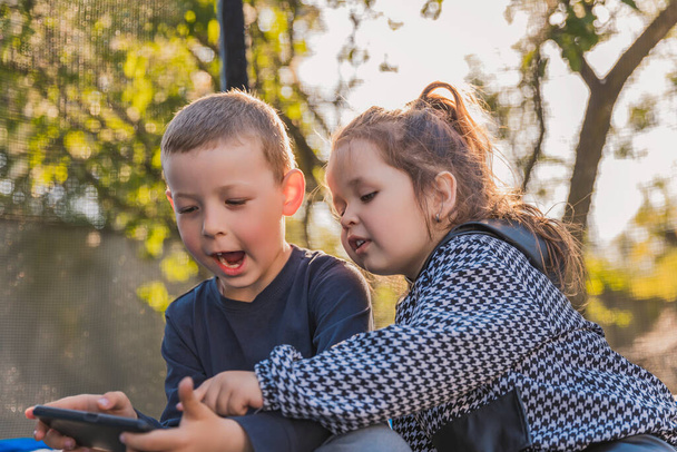 children look at the phone - Foto, imagen