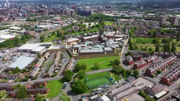 Antenni drone kuvamateriaalia kaupungin Armley Leeds West Yorkshire Isossa-Britanniassa, jossa kuuluisa HM vankila Leeds, tai Armley vankila, näyttää vankilan seinät ylhäältä aurinkoisena kesänä päivä. - Materiaali, video