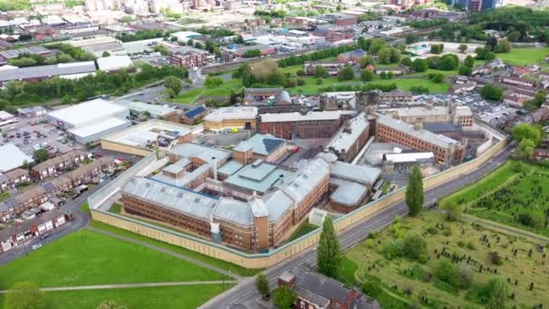 Nagranie lotnicze drona miasta Armley w Leeds West Yorkshire w Wielkiej Brytanii, pokazujące słynne więzienie HM Leeds lub więzienie Armley, pokazujące mury więzienne z góry w słoneczny letni dzień. - Materiał filmowy, wideo