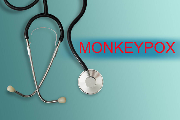 Phrase MONKEYPOX geschrieben mit Stethoskop. Medizin- und Gesundheitskonzept. - Foto, Bild