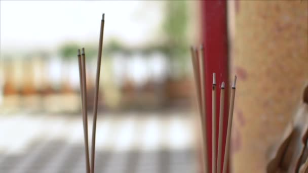Szelektív fókusz 4k videó a füst bot spirituális kulturális a kínai templomban  - Felvétel, videó