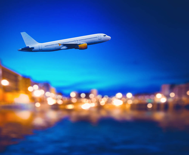 Cestovní koncept s letadlem a mrakem na modrém pozadí s kopií space.Jet letadlo v letu nad městem. - Fotografie, Obrázek