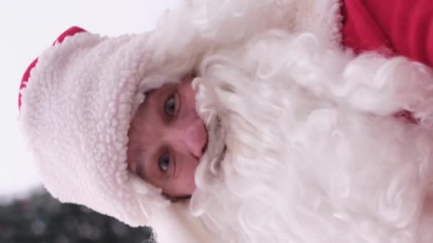 Pionowe wideo, Święty Mikołaj pokazujący kciuk w górze, znak gestu klasowego, patrzący w kamerę - Materiał filmowy, wideo