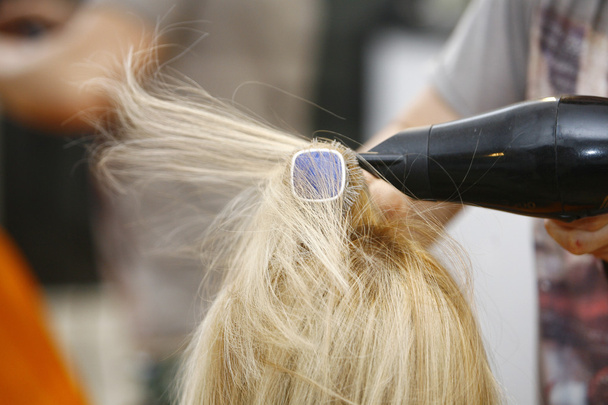 Friseur trocknet Blondine im Salon - Foto, Bild