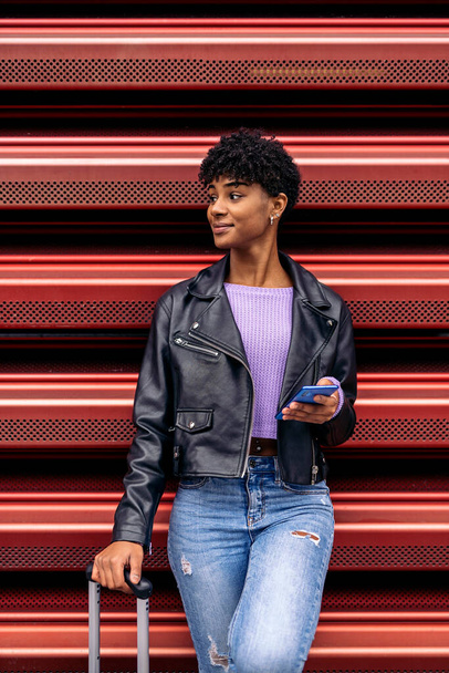 Cool Afro Girl Using Phone - Foto, imagen