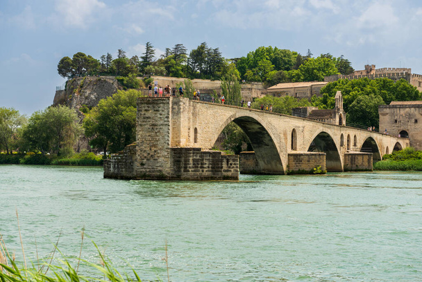 フランスのプロヴァンスにあるヴォークルスのローヌ川にかかるサン・ベネゼット橋のあるアヴィニョンのパノラマ - 写真・画像
