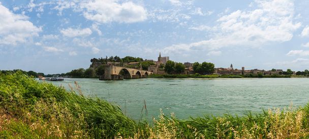 Avignon 'lu Panorama, Rhone nehri üzerindeki Saint Benezet köprüsü, Vaucluse, Provence, Fransa - Fotoğraf, Görsel