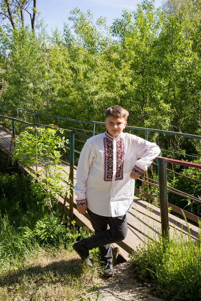 nuori poika perinteisessä ukrainalaisessa kirjailtu paita  - Valokuva, kuva