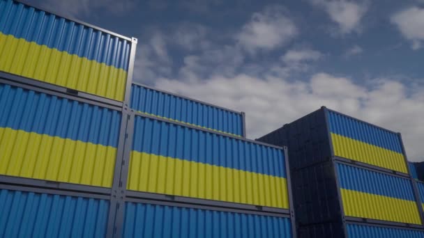 Τα δοχεία σημαίας της Ουκρανίας βρίσκονται στον τερματικό σταθμό εμπορευματοκιβωτίων. Ουκρανική έννοια εξαγωγής ή εισαγωγής - Πλάνα, βίντεο