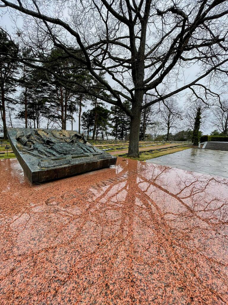 Monumento al líder militar finlandés Carl Gustaf Emil Mannerheim en el cementerio de Hietaniemi, Helsinki, Finlandia - Foto, imagen