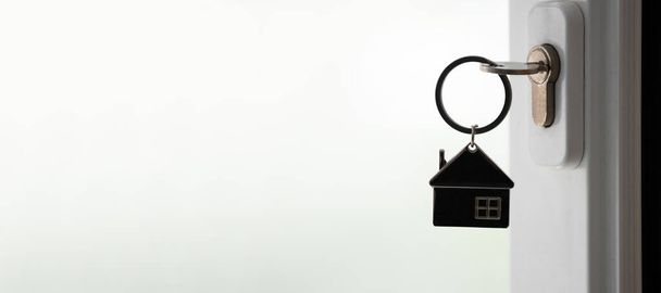 silhueta de chave de casa na fechadura da porta - Foto, Imagem