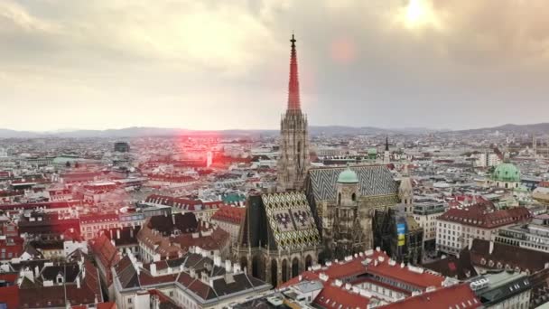 Aerial view Wien város drón repülés lövés gyönyörű látnivalók főváros Ausztria Bécs Holly István katedrális fontos szimbólum értéke kereszténység templom körül piros lapok történelmi önkormányzat - Felvétel, videó