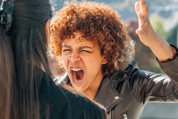 mujeres discutiendo y gritando en la calle - Foto, Imagen