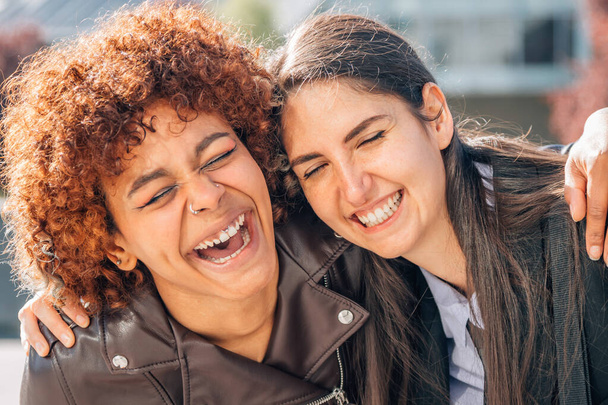mladé dívky přátelé usměvaví nahlas - Fotografie, Obrázek