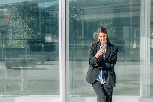 деловая женщина с мобильным телефоном на улице - Фото, изображение