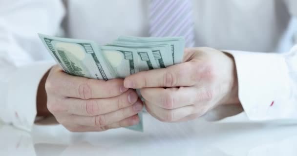 Homme d'affaires comptant cent dollars et comptant les profits financiers - Séquence, vidéo