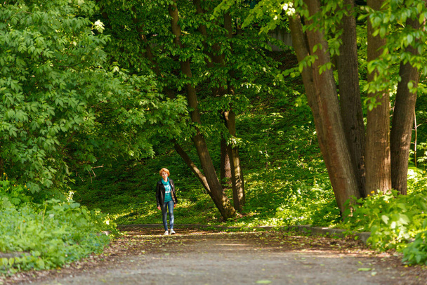 beautiful girl walking in summer park close-up - Foto, afbeelding