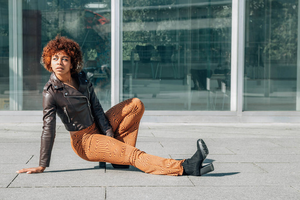 chica afro americana de moda en la calle al aire libre - Foto, Imagen