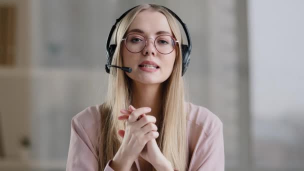 Close-up női munkavállaló menedzser ügynök help line tanácsadó lány fej mikrofon beszélgetés azt tanácsolja, elmagyarázza bemutató űrlap légi dolgozó ügyfélszolgálati szolgáltató fülhallgató mikrofonnal - Felvétel, videó