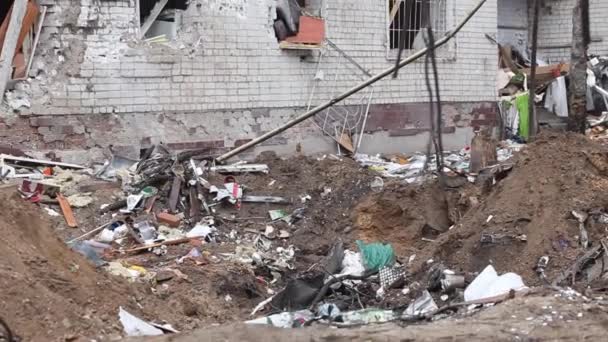 Cidade arruinada Chernihiv perto de Kiev no norte da Ucrânia, danos, destruições, infra-estrutura queimada destruída, ruínas da cidade por causa de ataques terroristas, bombardeio de bomba de objeto civil. - Filmagem, Vídeo