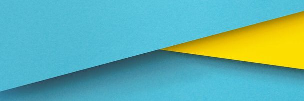 Abstrakte Farbpapiere Geometrie flache Lage Zusammensetzung Hintergrund mit Blau- und Gelbtönen - Foto, Bild