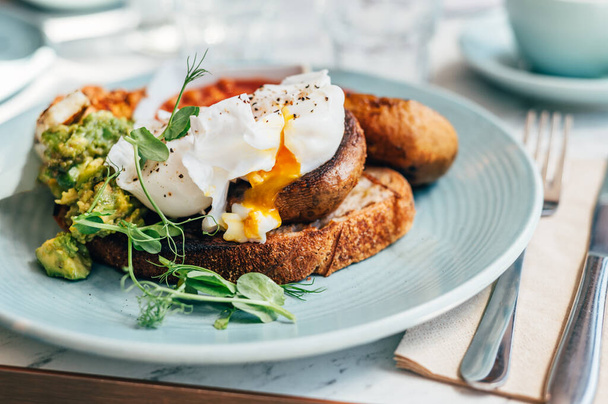 Egészséges reggeli buggyantott tojásból és zöldségből - Fotó, kép