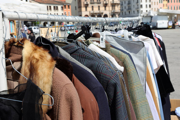 блошиный рынок в общественном парке и пальто и меха и другие подержанные одежды в винтажном киоске одежды - Фото, изображение