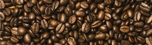 kávová zrna se rozkládají na povrchu - Fotografie, Obrázek