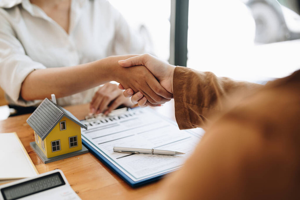 Successful agreement , estate,home buying contract concept, buyer shaking hand with bank empoyees after finishing signing contract in office - Fotoğraf, Görsel