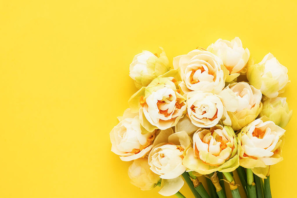 Narciso fiori su sfondo giallo. Festa della mamma, San Valentino, concetto di festa di compleanno - Foto, immagini
