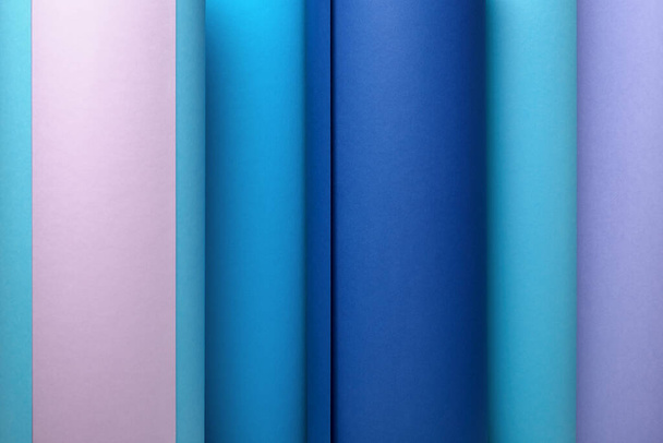 Abstracte geometrische achtergrond met kleurrijke volumestrepen van papieren kolommen. - Foto, afbeelding