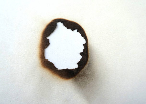 Reikä poltetaan läpi paperin aiheuttama liekki - Valokuva, kuva