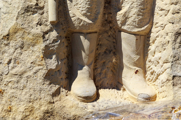 Bir askerin anısına dikilmiş bir anıt, botlar yakın plan. Metin için kopyalama alanı olan arkaplan - Fotoğraf, Görsel