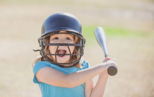 Funny kid up to bat at a baseball game. Close up portrait. - Foto, afbeelding