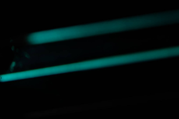 Resplandor de luz azul prisma arco iris bengalas efecto de superposición sobre fondo negro, la luz que cruza cristales, prismático sol catcher reflexiones rayos. Resumen borrosa lente de colores llamarada bokeh en la oscuridad - Foto, Imagen