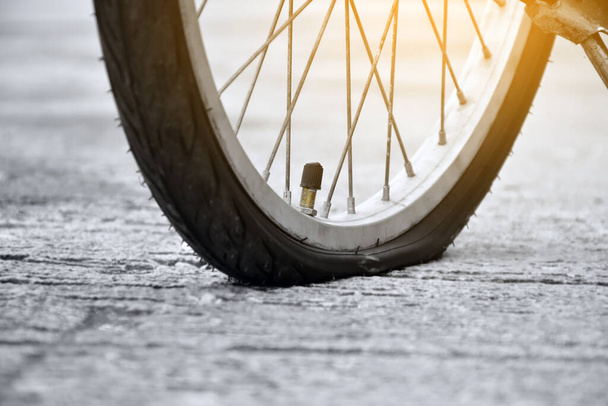 Closeup pneu dianteiro plana de bicicleta vintage que estacionou no pavimento, foco suave e seletivo. - Foto, Imagem