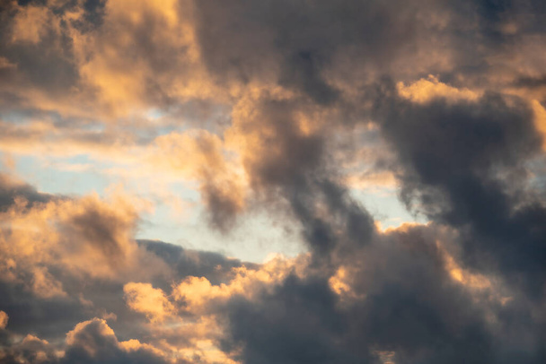 Σκούρος ουρανός φόντο με δραματική σύννεφα βροντή και το φως του ήλιου, ουρανός φόντο - Φωτογραφία, εικόνα