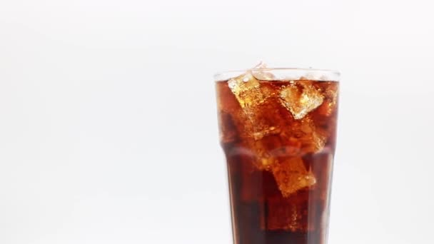 Cola met ijs in glas. Coke Soda close-up. Draaien glas van Cola drinken over witte achtergrond. - Video