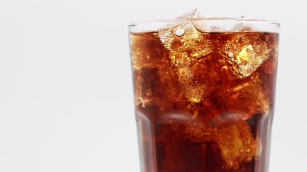 Cola met ijsblokjes van dichtbij. Cola met ijs in glas. Cokes Natrium close-up.  - Video