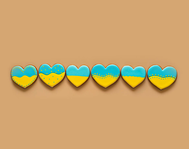 galletas de jengibre con bandera ucraniana en beige - Foto, imagen